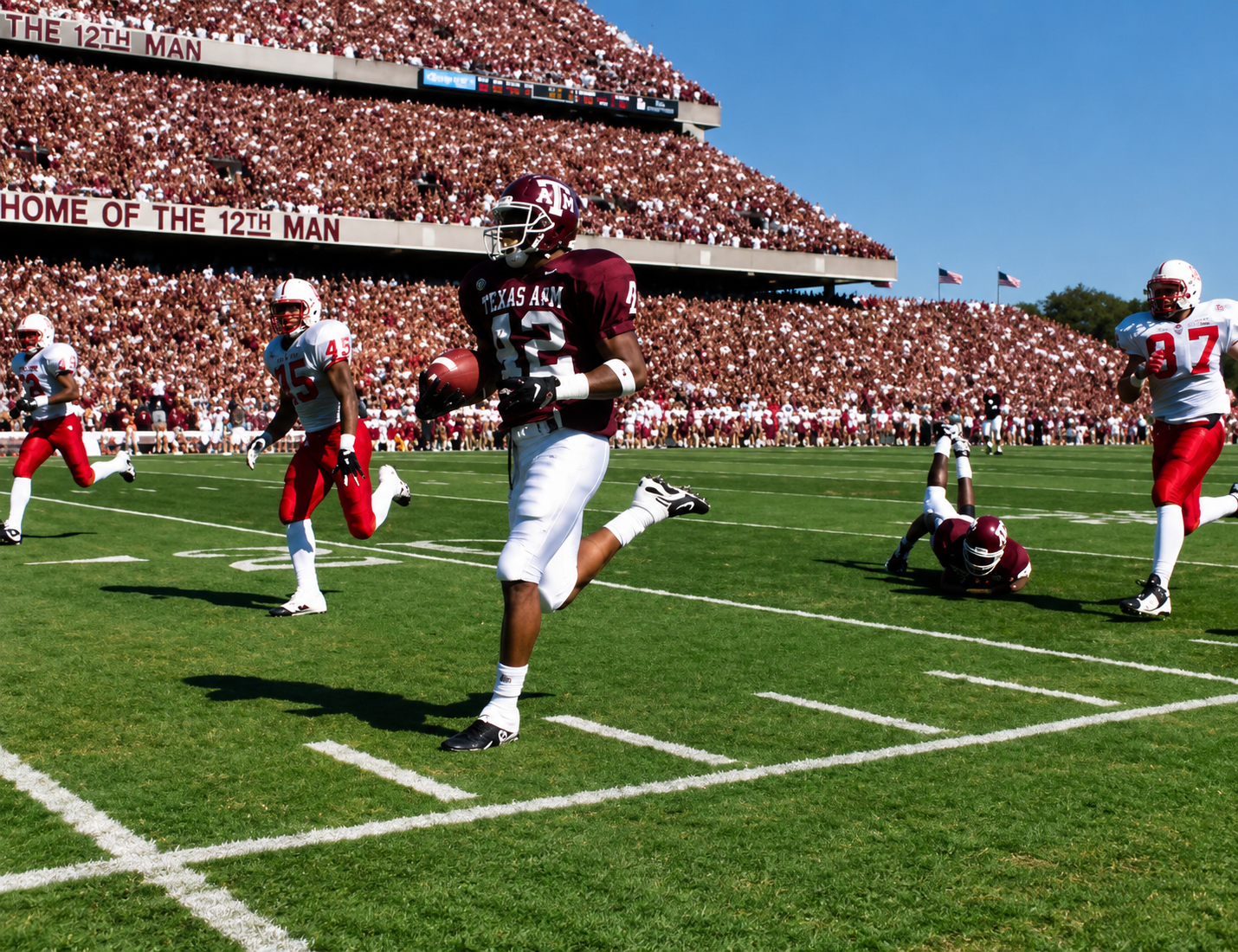 Chris Taylor scoring a touchdown for Texas A&M during his collegiate football career as a member of the 1998 Big 12 Championship team.